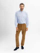 Pantalon de pana color tostado, de corte recto y estilo clásico, con cierre de botón y cremallera.