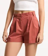 Short de sastrería confeccionado en tricolina de algodón, con diseño de tiro medio, pliegues delanteros, bolsillos laterales y bajo con dobladillo plegado. Cuenta con cierre de botón y cremallera, además de trabillas en la cintura.