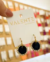 Aros colgantes con aro de acero dorado y dije circular con centro de tela negra y borde de strass.