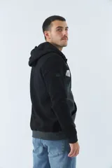 Campera negra y gris con capucha, cierre frontal y bolsillos tipo canguro.