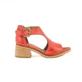 Sandalia de cuero color rojo con taco ancho símil madera, diseño de talón cerrado con tira ajustable y hebilla metálica dorada.