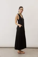 Vestido largo negro de corte holgado, sin mangas, con escote en V y bolsillos laterales.