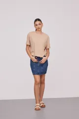 Remera manga corta color borgoña, de algodón, corte holgado y cuello redondo.