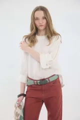 Blusa de lino color blanco, de estilo romántico, con escote a la base con mini voladitos, delicadas alforzas frontales y mangas 3/4 con detalles de entredos y puños con mini volados. Cuenta con botones de nácar en la espalda.