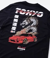 Remera negra de corte comfort y manga corta, con cuello redondo y estampado de estilo urbano con un auto rojo y un dragón en la espalda.