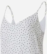 Vestido largo de corte evasé confeccionado en crepé, con escote en V, breteles finos ajustables y detalle de ruedo fruncido. Presenta una estampa clásica de lunares.