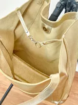 Bolso tote negro de cuero con bolsillo frontal de charol con diseño de piel de cocodrilo.