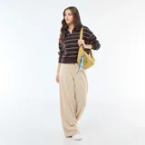 Pantalón de corte ancho y tiro alto, color beige, con diseño de cintura estilo bóxer y pinzas frontales.