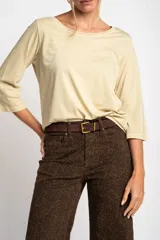 Remera color amarillo mostaza de algodón peinado, con escote redondo y mangas 3/4. Corte ajustado al cuerpo.