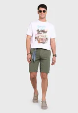 Bermuda color beige con bolsillos laterales y traseros.