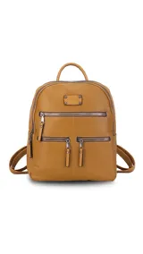 Mochila de cuero sintético en color beige con detalles en color suela. Cuenta con múltiples compartimentos frontales con cierre metálico, correas regulables y manija superior.