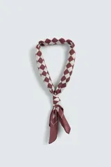 Pañuelo cuadrado de algodón con estampado de cuadros damero en verde militar y blanco.