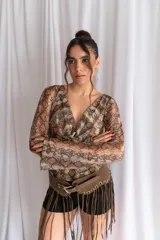 Blusa de tul transparente con estampado de serpiente, escote en V profundo y mangas largas acampanadas.