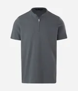 Remera masculina negra de algodón peruano, corte slim, con cuello padre y abertura frontal con cremallera metálica. Tiene mangas cortas.