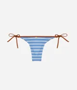 Bombacha de bikini de microfibra con estampado a rayas azules y blancas, tiras laterales regulables para amarrar y ribete en tono camel en contraste.