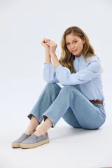 Pantalón de jean de corte recto y calce relajado, confeccionado en algodón con elastano.