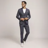 Traje de tres piezas color gris con patrón de cuadros, compuesto por saco con solapas de muesca, chaleco abotonado y pantalón de vestir de corte recto.