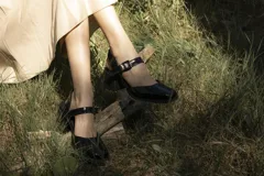 Zapatos tipo ballerina color beige, con taco de 4 cm y diseño semi cerrado.