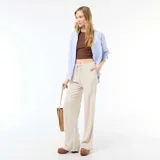 Pantalón de lino color beige, de corte ancho y relajado, con cintura elástica con cordón de ajuste y bolsillos laterales.