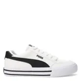 Championes urbanos Puma modelo Court Classic Vulc, de corte bajo, confeccionados en material textil color negro con la icónica franja lateral de la marca en blanco. Presentan una suela vulcanizada blanca con detalles en negro y una línea color caramelo en la base.