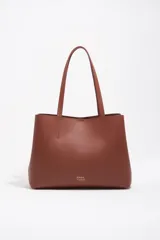 Bolso shopper Bimba Y Lola color marrón, de tamaño grande con exterior de piel vacuna. Presenta doble asa de hombro, cierre con botón de presión y logo grabado en letras doradas en la parte frontal.