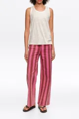 Pantalón de jean de corte recto con diseño de rayas verticales en tonos rosados y bordó.