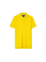 Chomba amarilla de corte slim, con cuello clásico, cartera de dos botones y logo de Tommy Hilfiger bordado en el pecho.