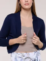 Cardigan tejido estilo bolero de color blanco, con mangas cortas y diseño frontal abierto.