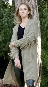 Saco largo color verde musgo, tejido a punto, con mangas largas y flecos en los puños.