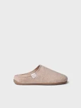 Pantuflas destalonadas Toni Pons modelo Mona, color beige, confeccionadas en fieltro de botellas de plástico recicladas, con suela flexible y liviana.