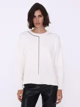 Sweater color crema de corte holgado con cuello redondo y detalle de línea vertical negra en el frente.