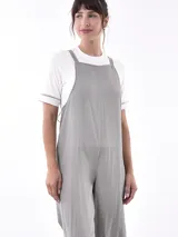 Monoprenda (jumpsuit) color marrón medio, sin mangas, con escote cuadrado y tirantes anchos. El pantalón es de corte ancho y largo tipo culotte.