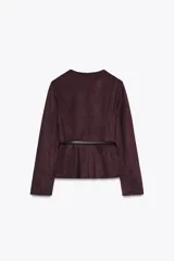 Chaqueta color beige con efecto ante, cuello redondo, manga larga y cierre frontal con cremallera. Presenta un bajo en evasé y un cinturón fino de cuero marrón oscuro con hebilla metálica.