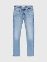 Pantalón de jean celeste, corte skinny, tiro medio, con bragueta con cremallera y diseño de cinco bolsillos.