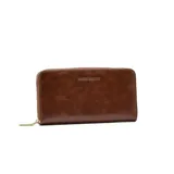 Billetera rectangular de cuero color marrón con cierre perimetral y logo de la marca grabado en el frente.