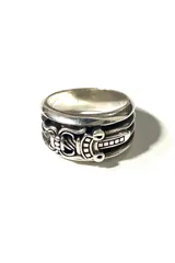 Anillo de aleación con baño plateado, acabado envejecido y diseño con detalles en relieve de estilo gótico.