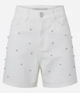 Short de cintura alta en sarga color blanco, con trabillas en la cintura, cierre tradicional, bolsillos, lunares de metal y strass aplicados.