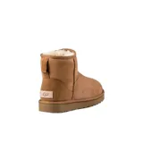 Botas cortas UGG Classic Mini II color marrón claro, confeccionadas en gamuza con interior de piel de oveja.