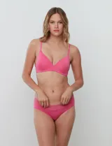 Panty hipster color rosa, marca Montelle, confeccionada en lycra y encaje.