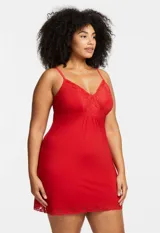 Chemise negra con breteles finos regulables y apliques de encaje en escote y ruedo.