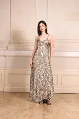 Vestido largo tipo solera con breteles finos y escote en V, estampado en tonos verde militar y rosado pálido con diseño batik/floral.