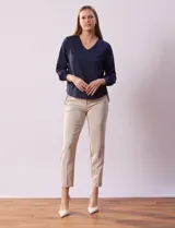 Blusa azul marino de gasa con escote en V y mangas largas con puño. Marca Sioni.