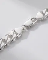 Pulsera de eslabones tipo cubana fabricada en plata 925, con acabado pulido brillante y cierre de seguridad.