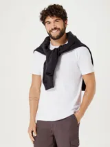 Camiseta celeste de corte slim, cuello redondo y manga corta.