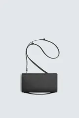 Cartera tipo bandolera de color negro con acabado texturizado. Cuenta con un compartimento principal con cierre de cremallera, interior con dos compartimentos adicionales y asa de hombro ajustable y extraíble.