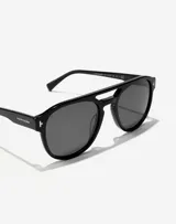 Lentes de sol unisex Hawkers, modelo Diver, con montura aviador negra y lentes polarizadas grises.