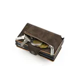 Billetera de cuero marrón con cierre y capacidad para múltiples tarjetas.