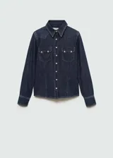 Camisa de denim azul oscuro con corte entallado, cuello camisero, cierre frontal con botones a presión, dos bolsillos con solapa en el pecho y mangas largas con puños abotonados. Incluye bolo tie con dije plateado y turquesa.