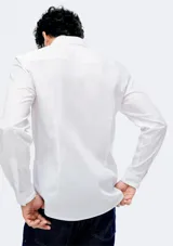 Camisa de vestir manga larga en color blanco, con corte super slim, cuello clásico y cierre frontal de botones.