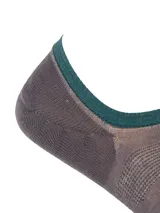 Calcetines invisibles confeccionados en fibra de bambú y spandex, color gris con franja verde claro y borde verde oscuro. Su diseño de corte bajo los hace no visibles con el calzado, y son suaves, frescos, antibacterianos y de alta absorción.